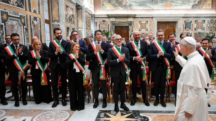 Pāvests Leons XIV tiekas ar Itālijas pašvaldību apvienības dalībniekiem