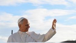 Leó pápa a Szent Péter téren az általános kihallgatáson