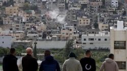 Cisjordania: Palestinos observan cómo las excavadoras demuelen el campo de refugiados de Nur Shams