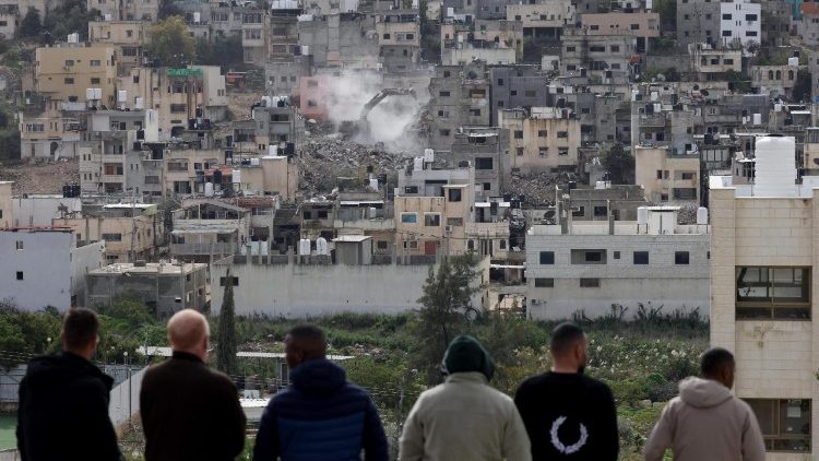 Cisjordânia: palestinos assistem à demolição do campo de refugiados de Nur Shams por tratores