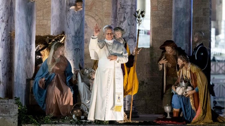 चरनी के पास प्रार्थना करते संत पापा लियो 14वें