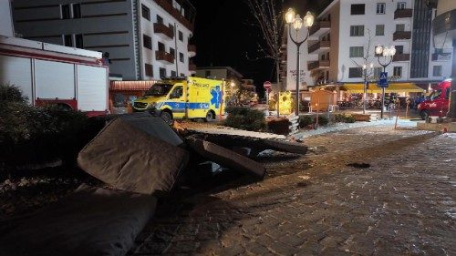 Svizzera, oltre 40 morti per un incendio in un bar durante la festa di Capodanno 