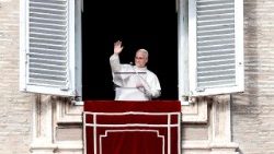 ലിയോ പതിനാലാമൻ പാപ്പാ ത്രികാലജപപ്രാർത്ഥന നയിക്കുന്നു