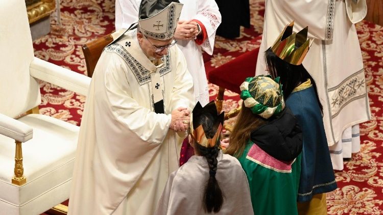 Az adom&aacute;nyokat a h&aacute;romkir&aacute;lyok hozt&aacute;k 