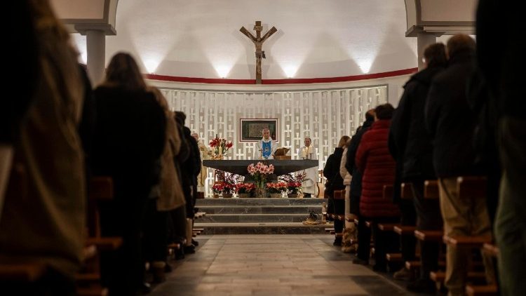 Monseñor Lovey durante la misa en memoria de las víctimas del incendio de Crans-Montana (ANSA)