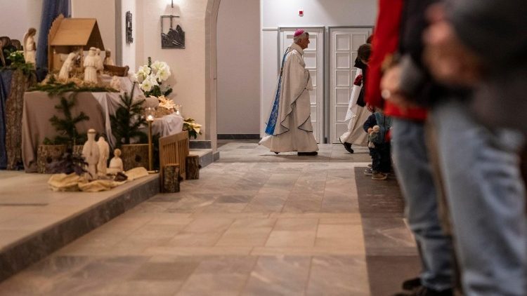 Bischof Jean-Marie Lovey bei der Messe in der katholischen Kirche von Montana am Tag nach dem Unglück - 1.1.2026