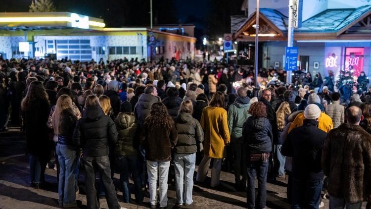 Un raduno davanti al bar Le Constellation