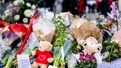 Người dân đặt hoa tưởng niệm các nạn nhân vụ cháy tại quán bar “Le Constellation” 