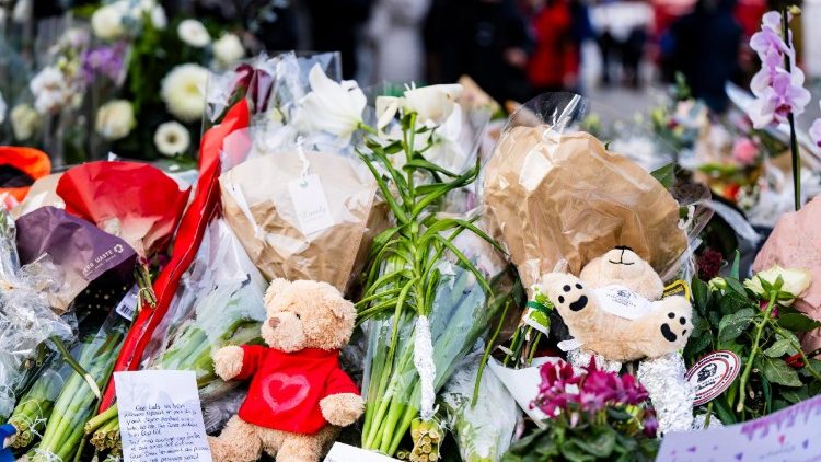 Người dân đặt hoa tưởng niệm các nạn nhân vụ cháy tại quán bar “Le Constellation” 