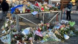 Maua na ujumbe mbele ya bara iliyoungua moto huko Grans Montana nchini Uswiss.