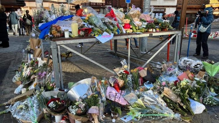 Fiori e messaggi di fronte al bar Le Constellation in Svizzera