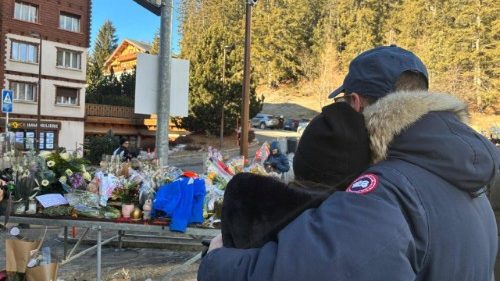 Hoa được đặt trước quán bar Le Constellation ở Crans-Montana, nơi xảy ra vụ hỏa hoạn vào đêm giao thừa.