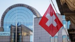 Vlajky na půl žerdi po požáru ve švýcarském lyžařském středisku