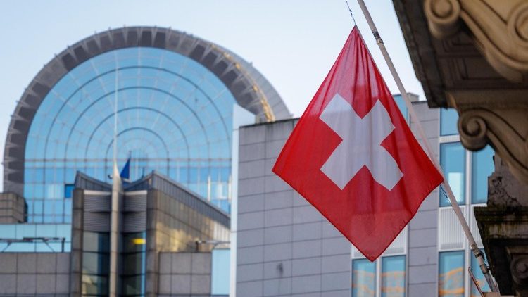 Vlajky na půl žerdi po požáru ve švýcarském lyžařském středisku