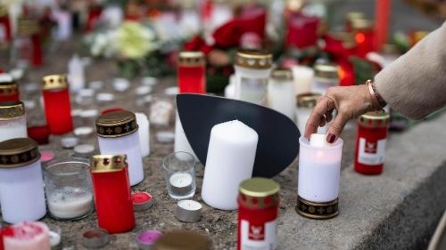 A svájci síparadicsomban történt tűzvész után az emberek együttérzésüket fejezik ki a tragédia áldozataival