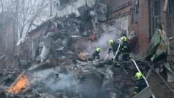 Le conseguenze dell'attacco russo su Kharkiv dove è stato bombardato un edificio residenziale