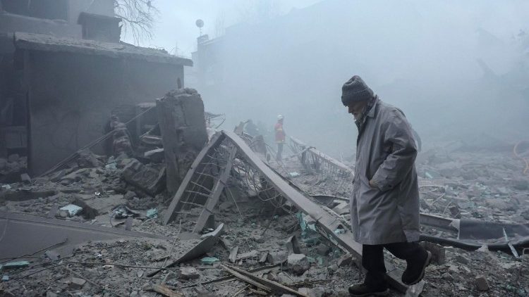 Um homem caminha entre os escombros ap&oacute;s um ataque russo a uma &aacute;rea residencial em Kharkiv, nordeste da Ucr&acirc;nia, em 2 de janeiro de 2026. De acordo com o prefeito de Kharkiv, Ihor Terekhov, pelo menos 30 pessoas ficaram feridas em um ataque russo que envolveu dois m&iacute;sseis. EPA/SERGEY KOZLOV