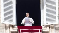 El Papa León XIV asomado desde el balcón del Palacio Apostólico durante su reflexión dominical previa al rezo del Ángelus.