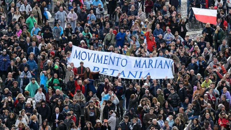 Des fid&egrave;les rassembl&eacute;s sur la place Saint-Pierre pour la pri&egrave;re mariale de l'Ang&eacute;lus