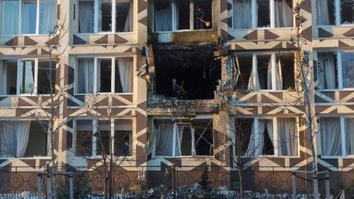 Ucranianos removem os destroços no local de um ataque de drone russo a uma clínica médica privada em Kiev, Ucrânia, em 5 de janeiro de 2026, em meio à invasão russa. Pelo menos uma pessoa morreu e três ficaram feridas em decorrência do ataque, segundo o Serviço Estatal de Emergência da Ucrânia. EPA/SERGEY DOLZHENKO