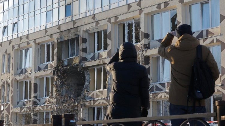 Ucranianos perto do local de um ataque de drone russo a uma cl&iacute;nica m&eacute;dica privada em Kiev, Ucr&acirc;nia, em 5 de janeiro de 2026, em meio &agrave; invas&atilde;o russa. Pelo menos uma pessoa morreu e tr&ecirc;s ficaram feridas em decorr&ecirc;ncia do ataque, segundo o Servi&ccedil;o Estatal de Emerg&ecirc;ncia da Ucr&acirc;nia. EPA/SERGEY DOLZHENKO