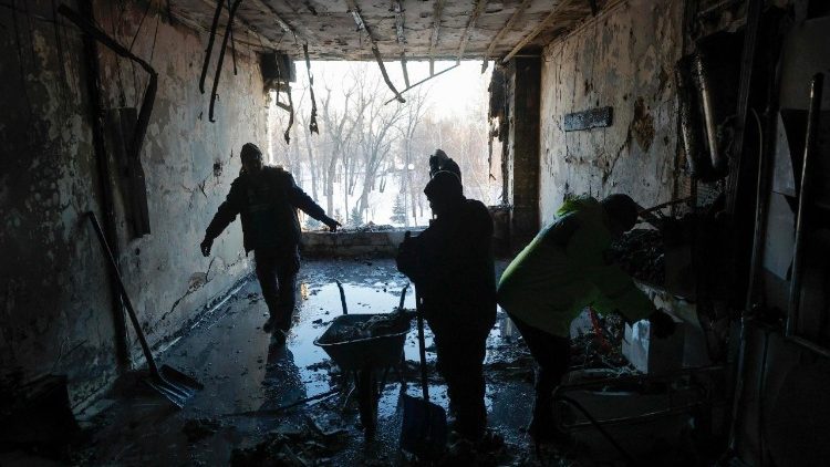 Ucranianos removem os destro&ccedil;os no local de um ataque de drone russo a uma cl&iacute;nica m&eacute;dica privada em Kiev, Ucr&acirc;nia, em 5 de janeiro de 2026, em meio &agrave; invas&atilde;o russa. Pelo menos uma pessoa morreu e tr&ecirc;s ficaram feridas em decorr&ecirc;ncia do ataque, segundo o Servi&ccedil;o Estatal de Emerg&ecirc;ncia da Ucr&acirc;nia. EPA/SERGEY DOLZHENKO