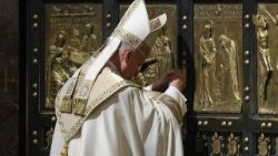Il Papa chiude la porta santa, termina il Giubileo