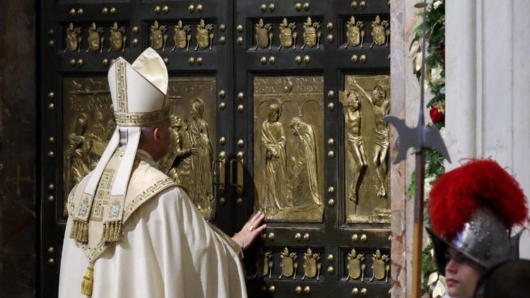 संत पेत्रुस महागिरजागर के पवित्र द्वार बंद करने की धर्मविधि सम्पन्न करते संत पापा लियो 14वें