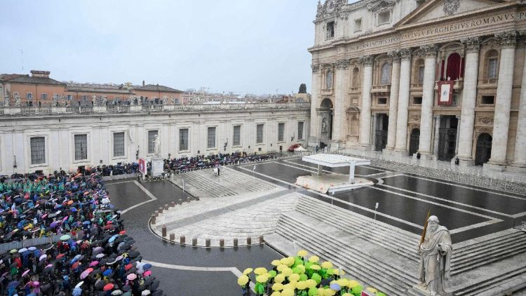 संत पेत्रुस महागिरजाघर का प्राँगण सामने जुबली स्वयंसेवक 