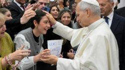 Papa Leone XIV in aula Paolo VI per l'udienza generale