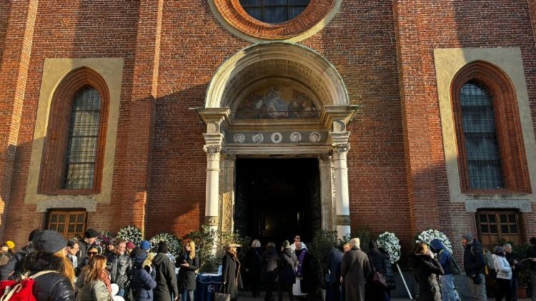 ಪವಿತ್ರ ದ್ವಾರದ ಕಡೆಗೆ ನಡೆಯುತ್ತಿರುವ ಯಾತ್ರಿಕರು