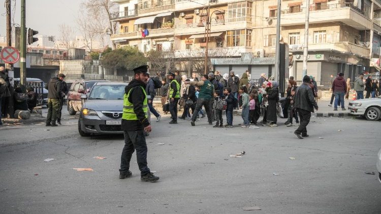 Civiles de Alepo desplazados de los barrios en riesgo de combates.