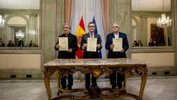 España y la Iglesia católica firman un acuerdo para indemnizar a las víctimas de abusos sexuales.