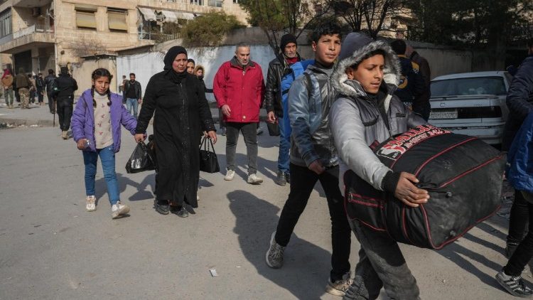 Civiles huyen de los barrios de mayoría kurda de Alepo