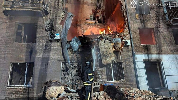 Uma foto divulgada pelo Servi&ccedil;o Estatal de Emerg&ecirc;ncia da Ucr&acirc;nia mostra equipes de resgate ucranianas trabalhando no local de um ataque russo a um pr&eacute;dio residencial em Kryvyi Rih, Ucr&acirc;nia, em 8 de janeiro de 2026, em meio &agrave; invas&atilde;o russa em curso. Pelo menos 26 pessoas ficaram feridas, incluindo seis crian&ccedil;as, ap&oacute;s o bombardeio russo em Kryvyi Rih, de acordo com o relat&oacute;rio do Servi&ccedil;o Estatal de Emerg&ecirc;ncia. EPA/SERVI&Ccedil;O ESTADUAL DE EMERG&Ecirc;NCIA - FOTO DIVULGA&Ccedil;&Atilde;O 