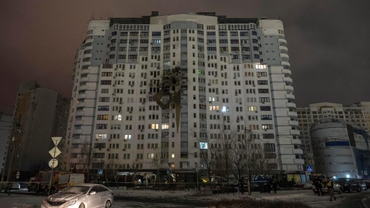 Local do ataque de um drone russo a um pr&eacute;dio residencial de v&aacute;rios andares em Kiev, Ucr&acirc;nia, em 9 de janeiro de 2026, durante a invas&atilde;o russa. Pelo menos tr&ecirc;s pessoas morreram e 16 ficaram feridas na cidade durante um ataque combinado russo na madrugada, segundo a Administra&ccedil;&atilde;o Militar da Cidade de Kiev. Em um ataque subsequente com dois drones, um param&eacute;dico morreu e quatro ficaram feridos, de acordo com o prefeito de Kiev, Vitali Klitschko. EPA/MAXYM MARUSENKO