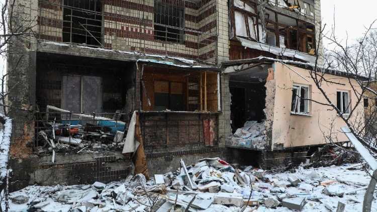 Local do ataque com drone russo contra um pr&eacute;dio residencial em Kiev, Ucr&acirc;nia, em 9 de janeiro de 2026, durante a invas&atilde;o russa. Pelo menos tr&ecirc;s pessoas morreram e 16 ficaram feridas na cidade durante um ataque combinado russo na madrugada, segundo a Administra&ccedil;&atilde;o Militar da Cidade de Kiev. Em um ataque subsequente com dois drones, um param&eacute;dico morreu e quatro ficaram feridos, de acordo com o prefeito de Kiev, Vitali Klitschko. EPA/YULIIA OVSIANNIKOVA