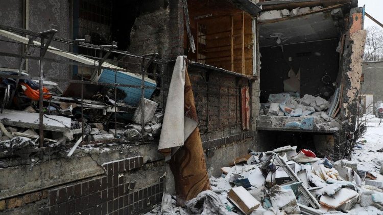 Local do ataque com drone russo contra um pr&eacute;dio residencial em Kiev, Ucr&acirc;nia, em 9 de janeiro de 2026, durante a invas&atilde;o russa. Pelo menos tr&ecirc;s pessoas morreram e 16 ficaram feridas na cidade durante um ataque combinado russo na madrugada, segundo a Administra&ccedil;&atilde;o Militar da Cidade de Kiev. Em um ataque subsequente com dois drones, um param&eacute;dico morreu e quatro ficaram feridos, de acordo com o prefeito de Kiev, Vitali Klitschko. EPA/YULIIA OVSIANNIKOVA 105765