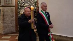 En Asís, ceremonia por el octavo centenario del fallecimiento de San Francisco: monseñor Sorrentino junto al alcalde de la ciudad umbra