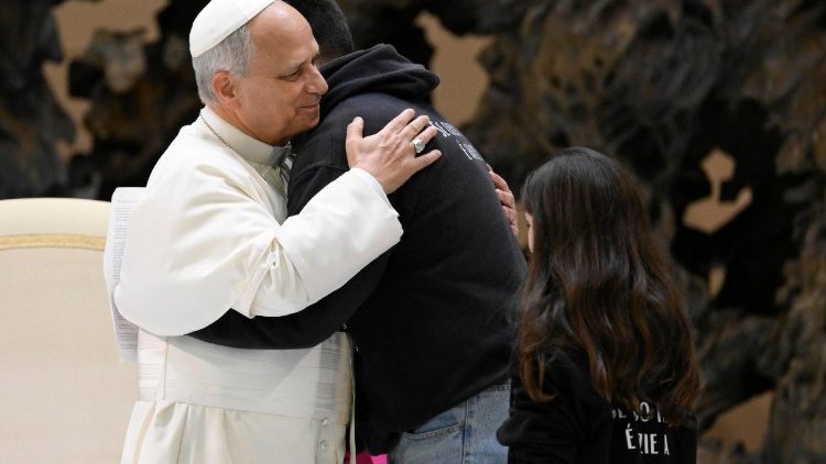 Påve Leo XIV under mötet med Roms unga