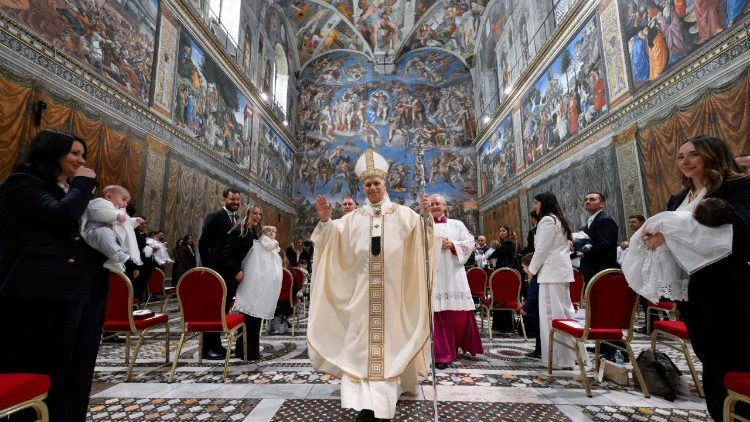 папата кръщава новородени в Сикстинската капела