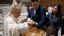 Papst Leo tauft ein Kind bei der Messe zum Fest Taufe des Herrn in der der Sixtinischen Kapelle am 11.1.2026
