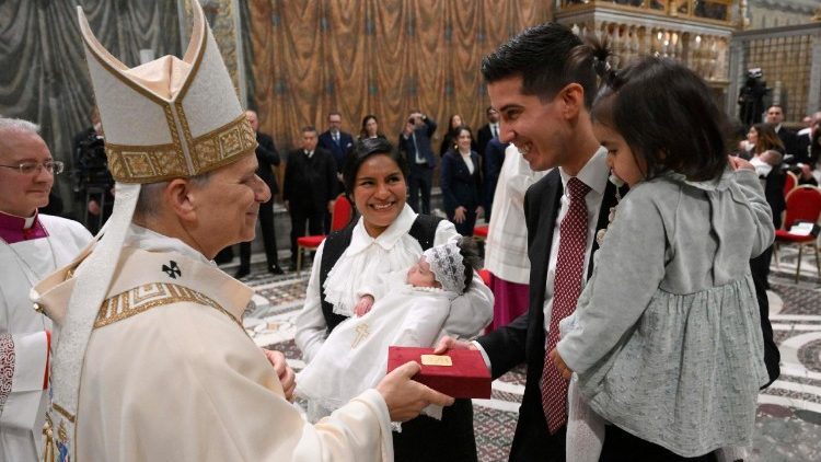 папата кръщава новородени в Сикстинската капела