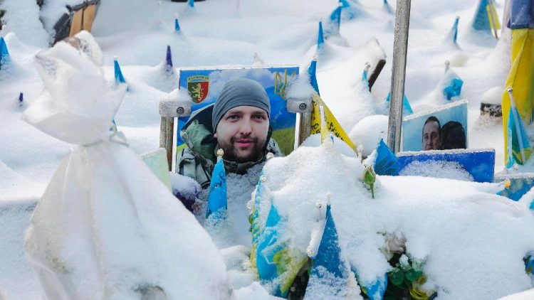 Retratos cobertos de neve de militares ucranianos mortos em combate, em um memorial improvisado para os militares ucranianos e volunt&aacute;rios internacionais mortos em combate, na Pra&ccedil;a da Independ&ecirc;ncia, em Kiev, Ucr&acirc;nia, em 12 de janeiro de 2026, em meio &agrave; invas&atilde;o russa. EPA/SERGEY DOLZHENKO