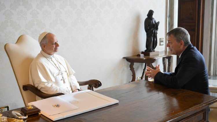 Папа Лъв XIV с ръководителят на UNRWA