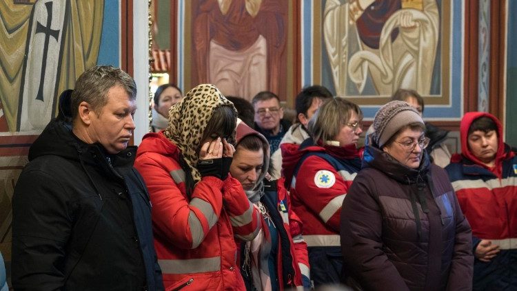 Familiares e amigos participam de uma cerim&ocirc;nia de despedida para o param&eacute;dico ucraniano Serhiy Smolyak, de 56 anos, na Catedral de S&atilde;o Mykhailivsky, em Kiev, Ucr&acirc;nia, em 12 de janeiro de 2026, em meio &agrave; invas&atilde;o russa. Smolyak, um param&eacute;dico experiente, foi morto durante um ataque de drone russo no distrito de Darnytskyi, em Kiev, em 9 de janeiro. Ele morreu enquanto tentava resgatar moradores do primeiro impacto. EPA/SERGEY DOLZHENKO