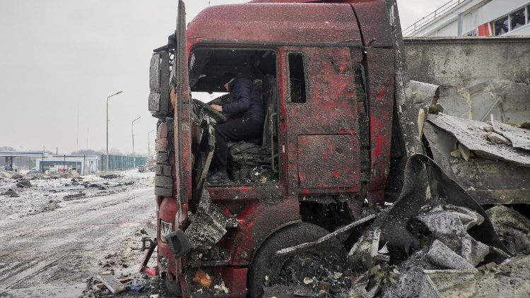Um ucraniano inspeciona um ve&iacute;culo danificado no local de um ataque russo a um terminal postal em Kharkiv, nordeste da Ucr&acirc;nia, em 13 de janeiro de 2026, em meio &agrave; invas&atilde;o russa. Pelo menos quatro pessoas morreram e outras seis ficaram feridas ap&oacute;s um ataque russo atingir um terminal da Nova Post (Nova Poshta) em Kharkiv, segundo o Servi&ccedil;o Estatal de Emerg&ecirc;ncia da Ucr&acirc;nia (SESU). EPA/SERGEY KOZLOV