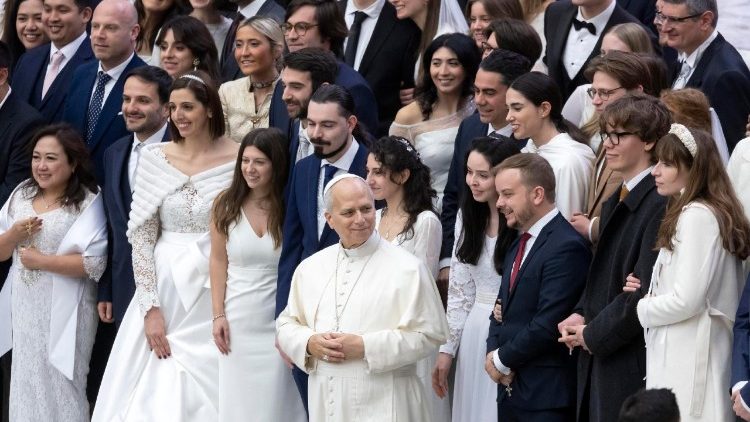 संत पापा लियो नव-विवाहितों के संग