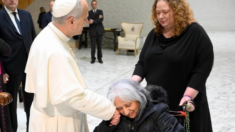 Papa Leone nell'Aula Paolo VI per l'udienza generale