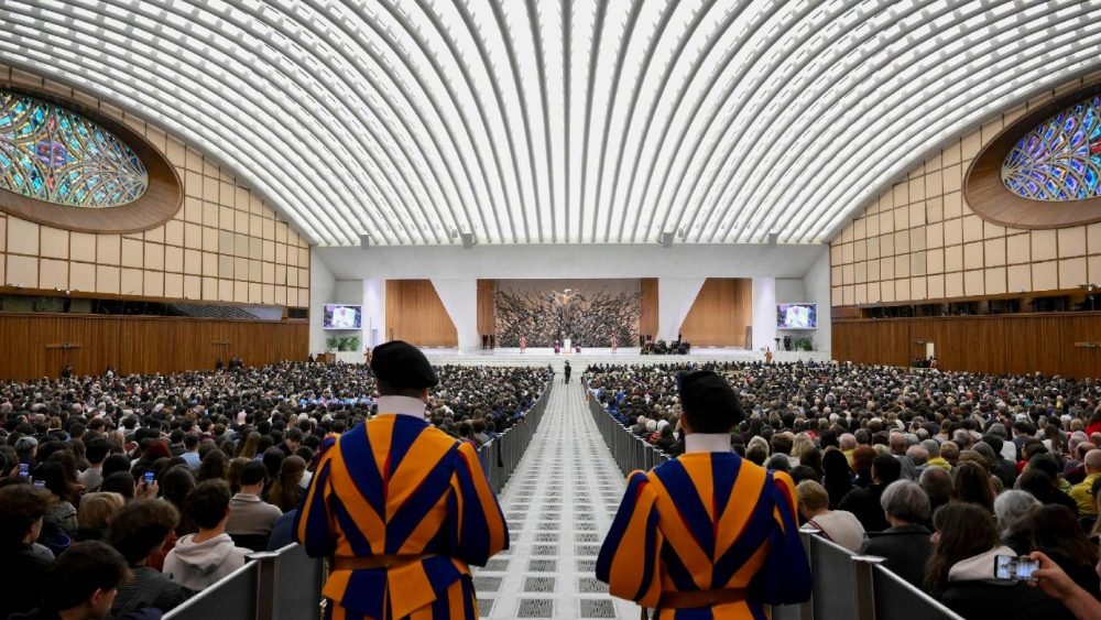 Papa Leone nell'Aula Paolo VI per l'udienza generale